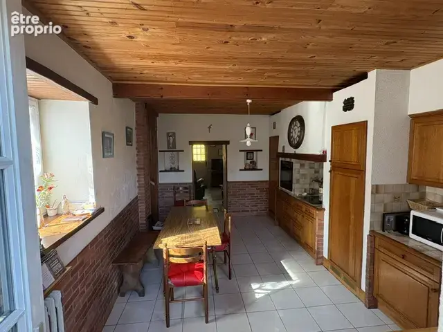 A vendre à Tiffauges belle maison de bourg 112 m2 +dépendance +terrain constructible 194000 frais d'agence inc - photo 4