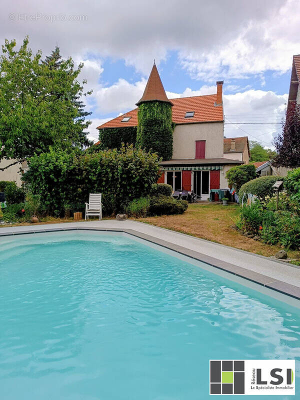 FACADE ARRIERE VUE TERASSE  ET PISCINE - Maison à RANDAN