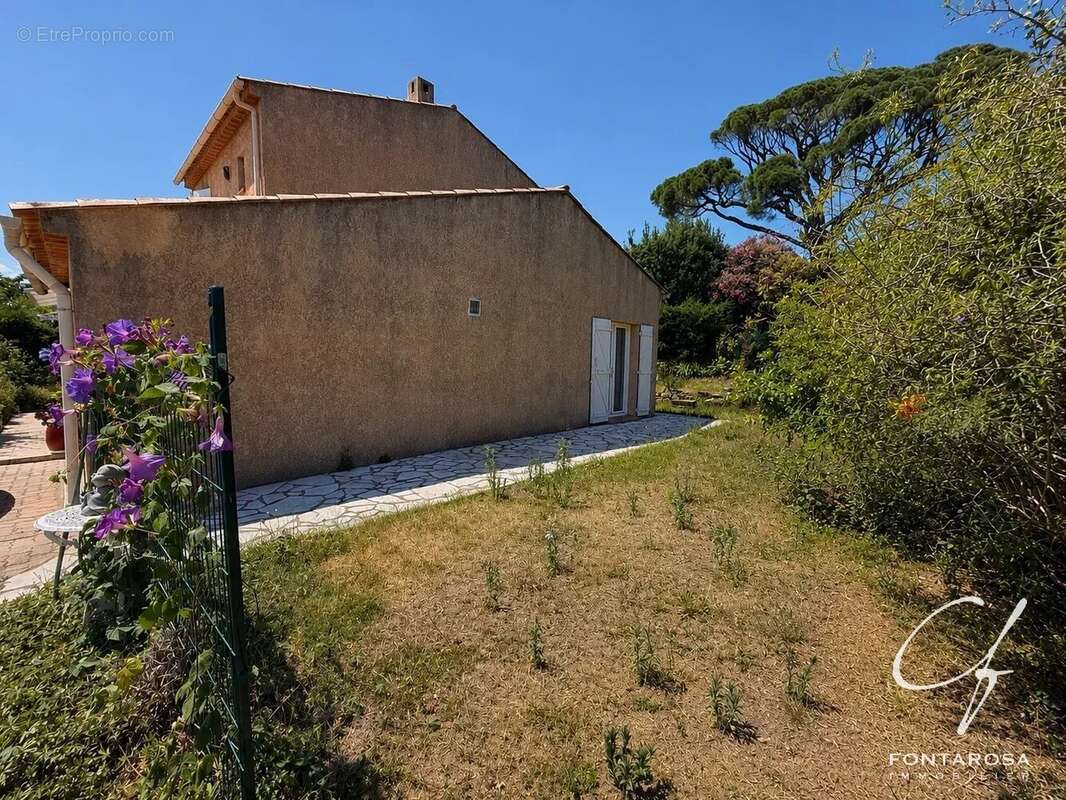 Villa au calme avec beau potentiel — Fréjus limitrophe Saint-Raphaël - photo 4