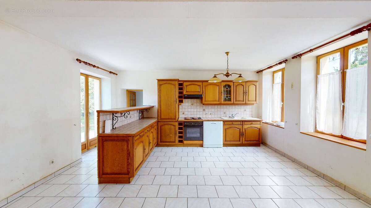 Maison à SAINT-PARIZE-LE-CHATEL