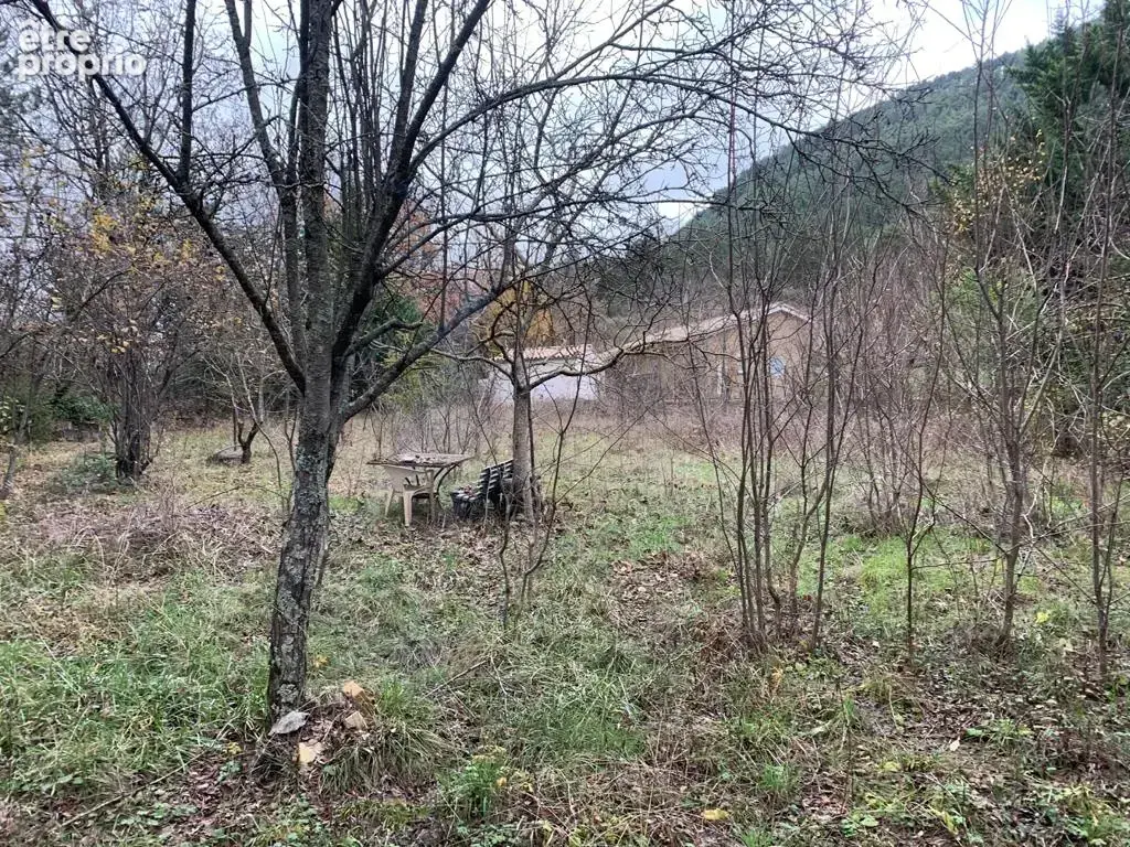  terrain de 2550 m2 arboré constructible et viabilisé - photo 5