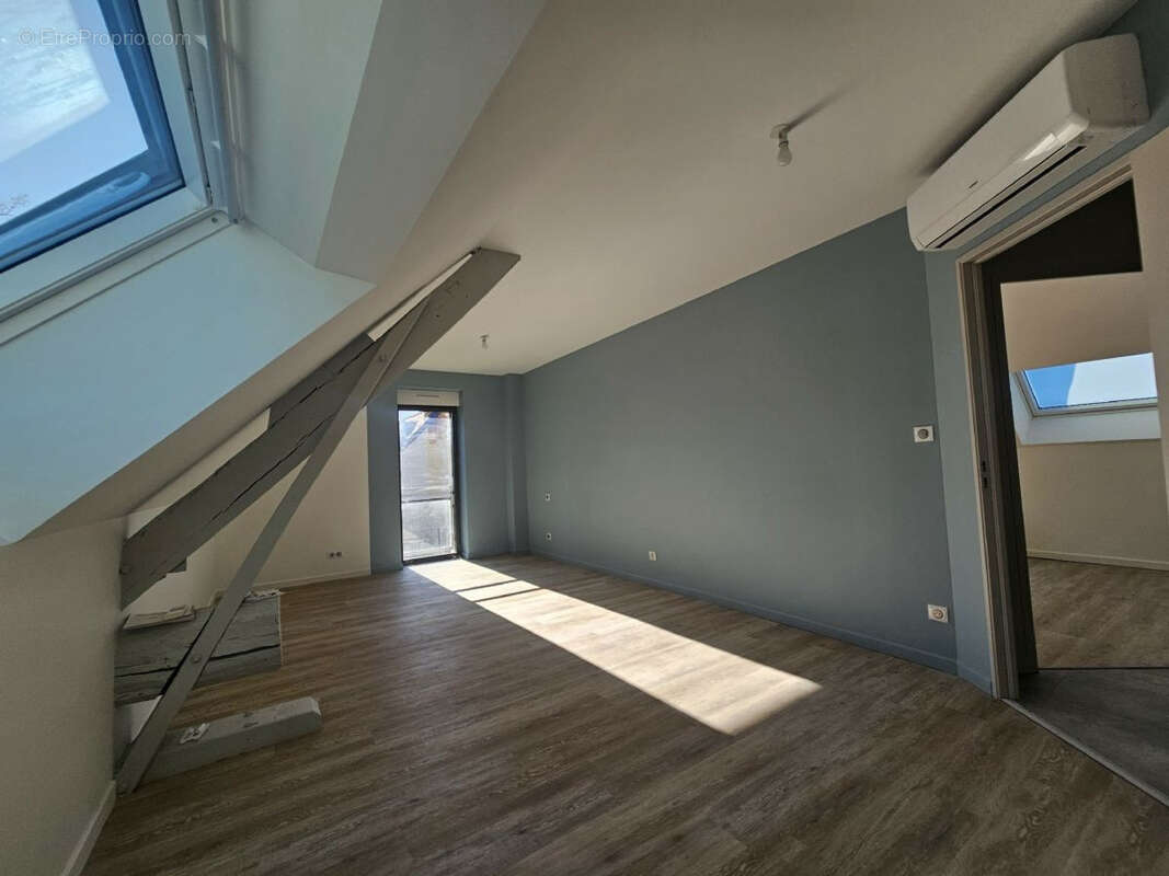 Maison à CREUZIER-LE-VIEUX