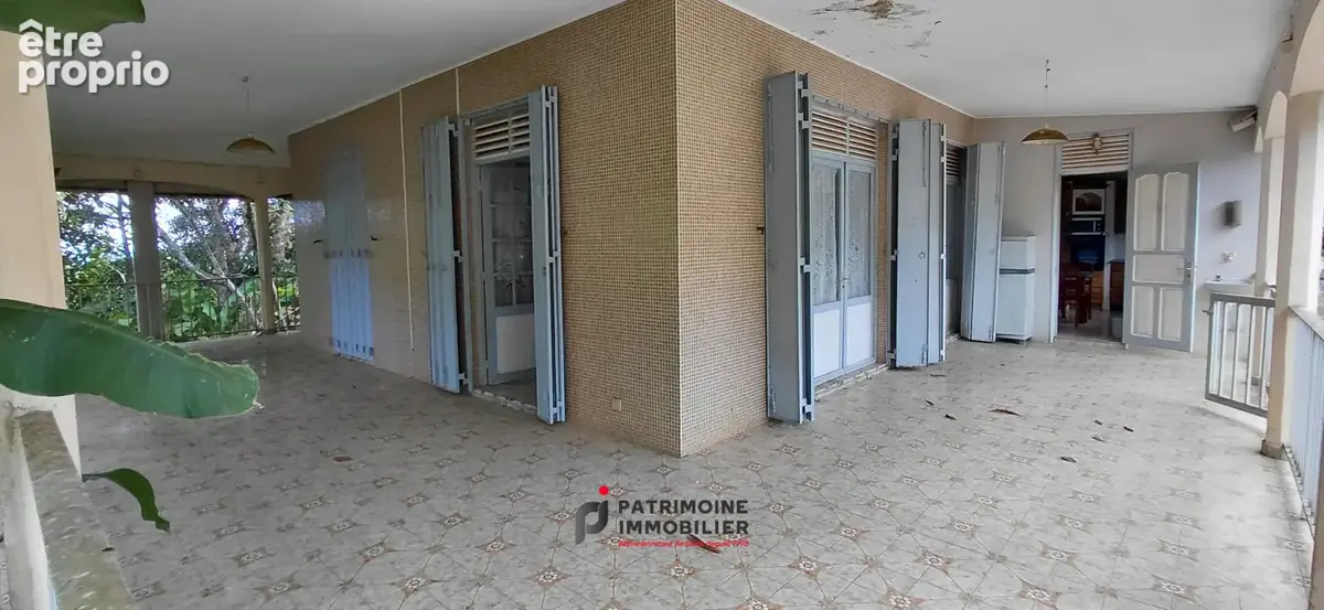 Maison de type t4 + t2 a vendre sur un terrain de 1290 m2 a sainte-rose - photo 1