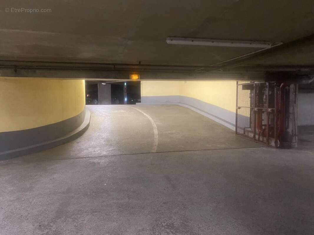 Parking à PARIS-16E