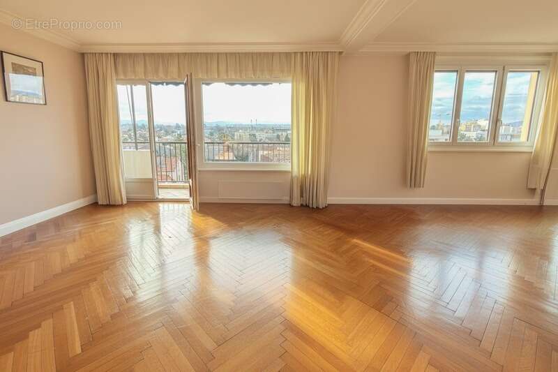 Appartement à BRON