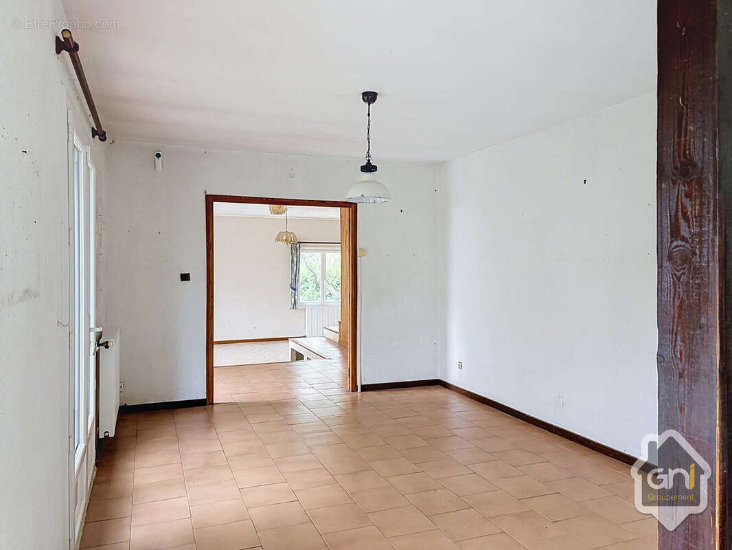 Maison de Type 7 avec jardin. - photo 10
