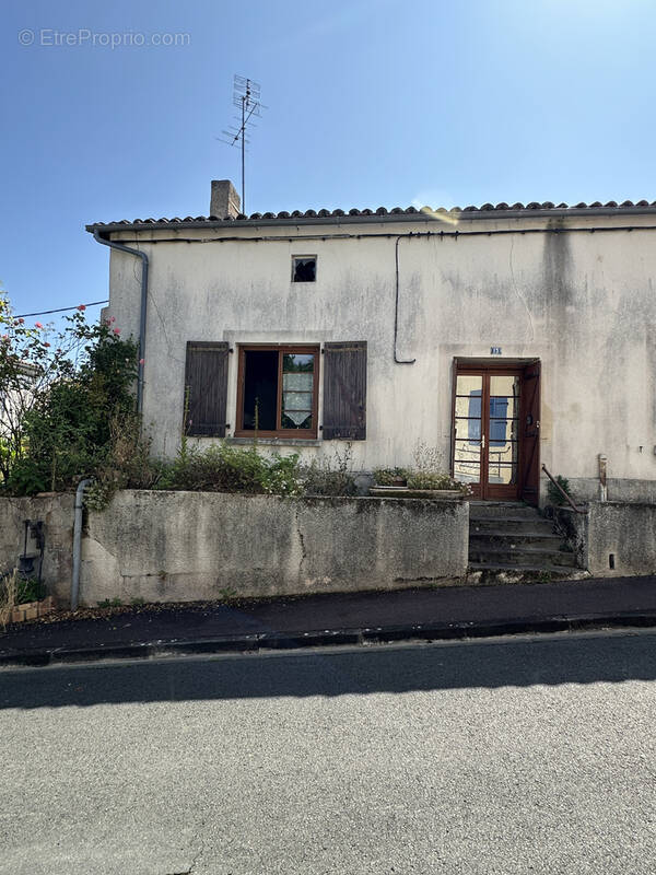 Maison à LA ROCHE-CHALAIS