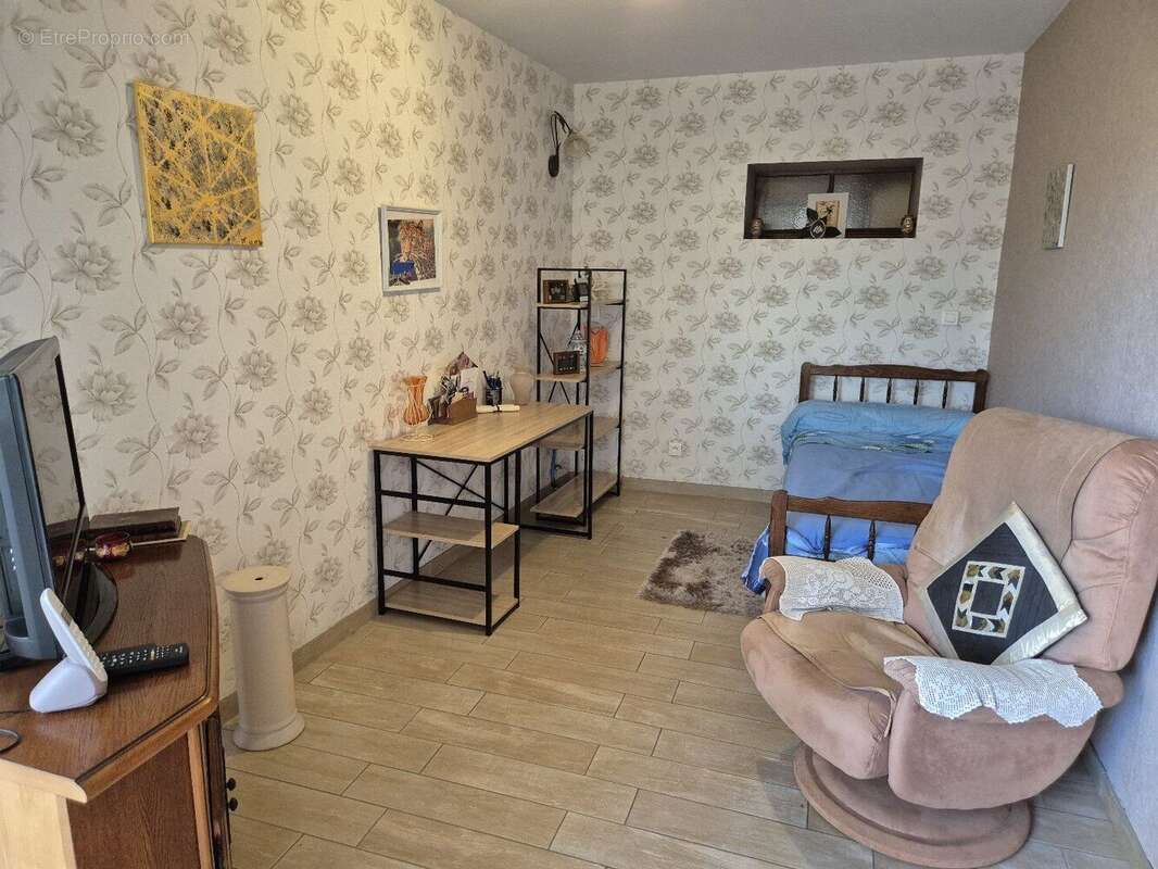 Maison T7 de 180 m² avec patio et jardin - photo 4