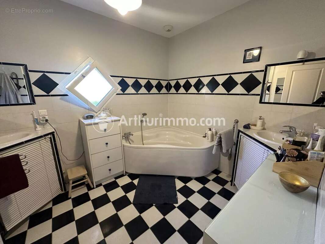 Maison à LA CHAPELLE-GONAGUET