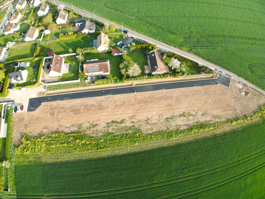 Terrain à CHERISY