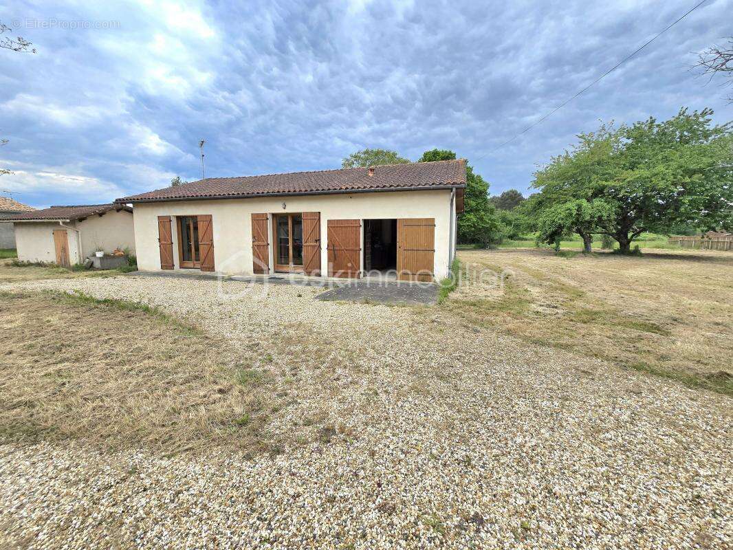 Pavillon 2 chambres (possibilite 3) sur un terrain constructible de 3 237 m2 !!! - photo 2