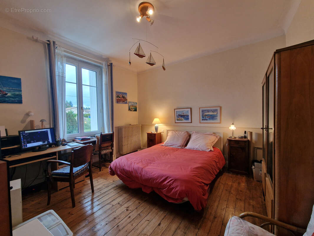 Maison à MONTMOREAU-SAINT-CYBARD