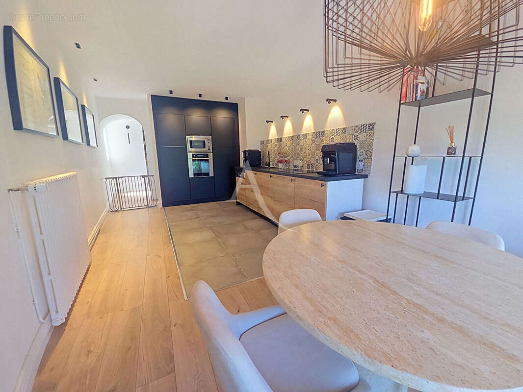 Coup  de coeur ! MAISON DE VILLAGE rénovée + terrain 2100m²  à Seillans ! - photo 9