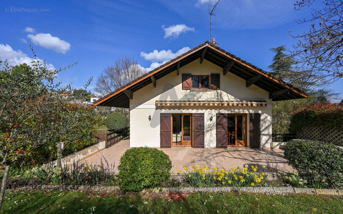 Maison à COLLONGES-AU-MONT-D'OR
