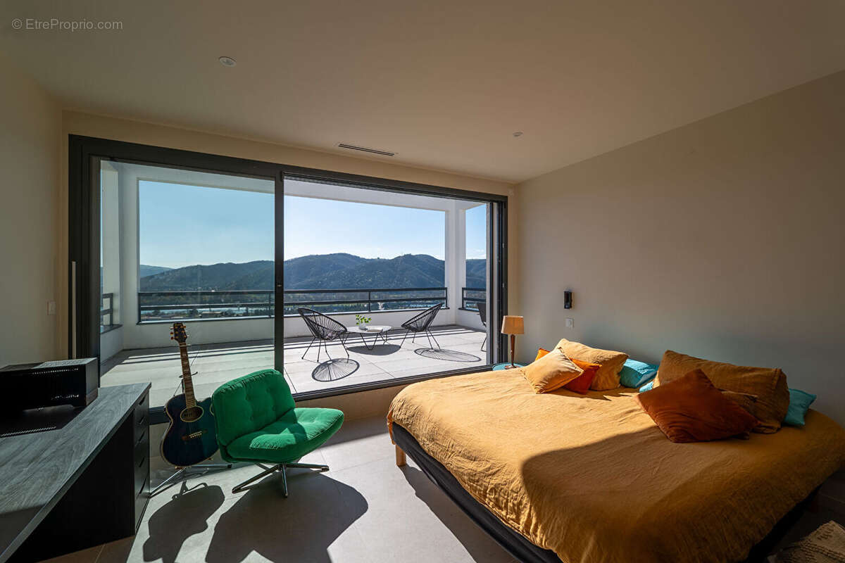 VILLA CONTEMPORAINE  DE  PRESTIGE : 256m² sur  parcelle 913m²  - Panorama exceptionnel sur la Vallée du Rhône - photo 12