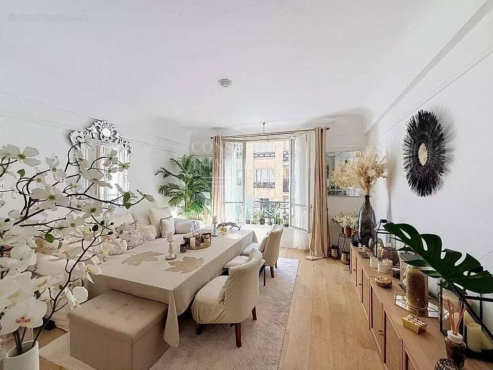Appartement à PARIS-16E