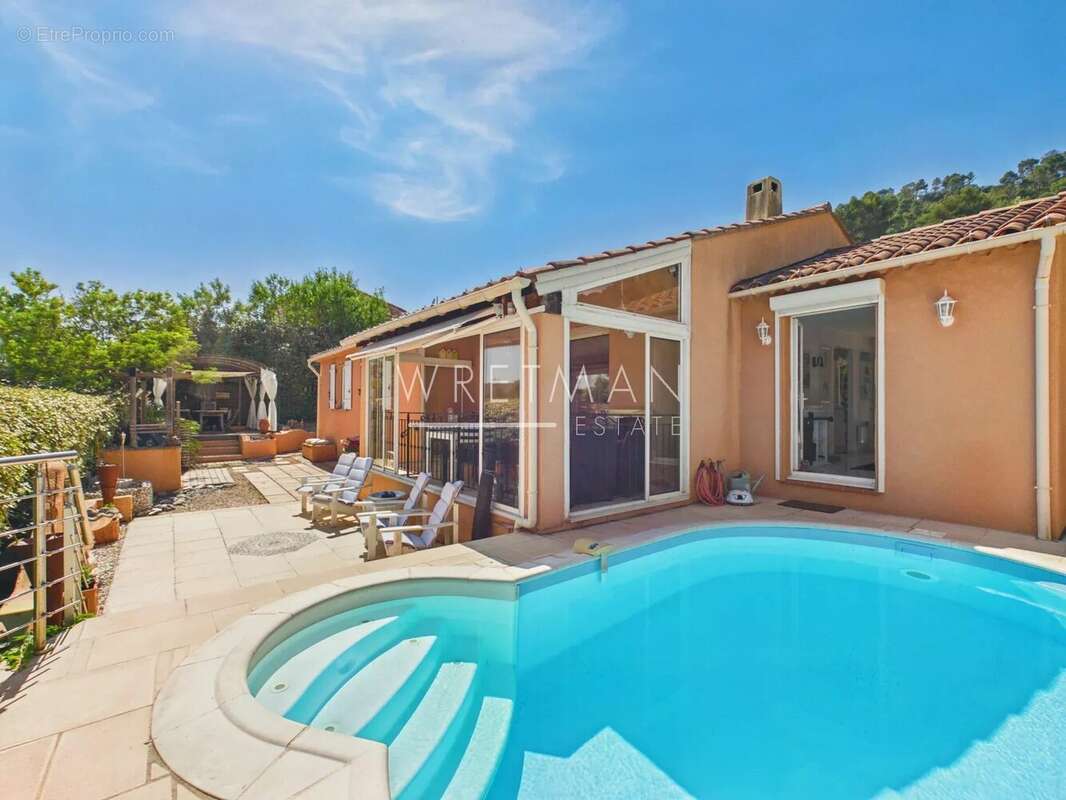 Villa bien entretenue avec piscine et vue dégagée - Le Luc - photo 2