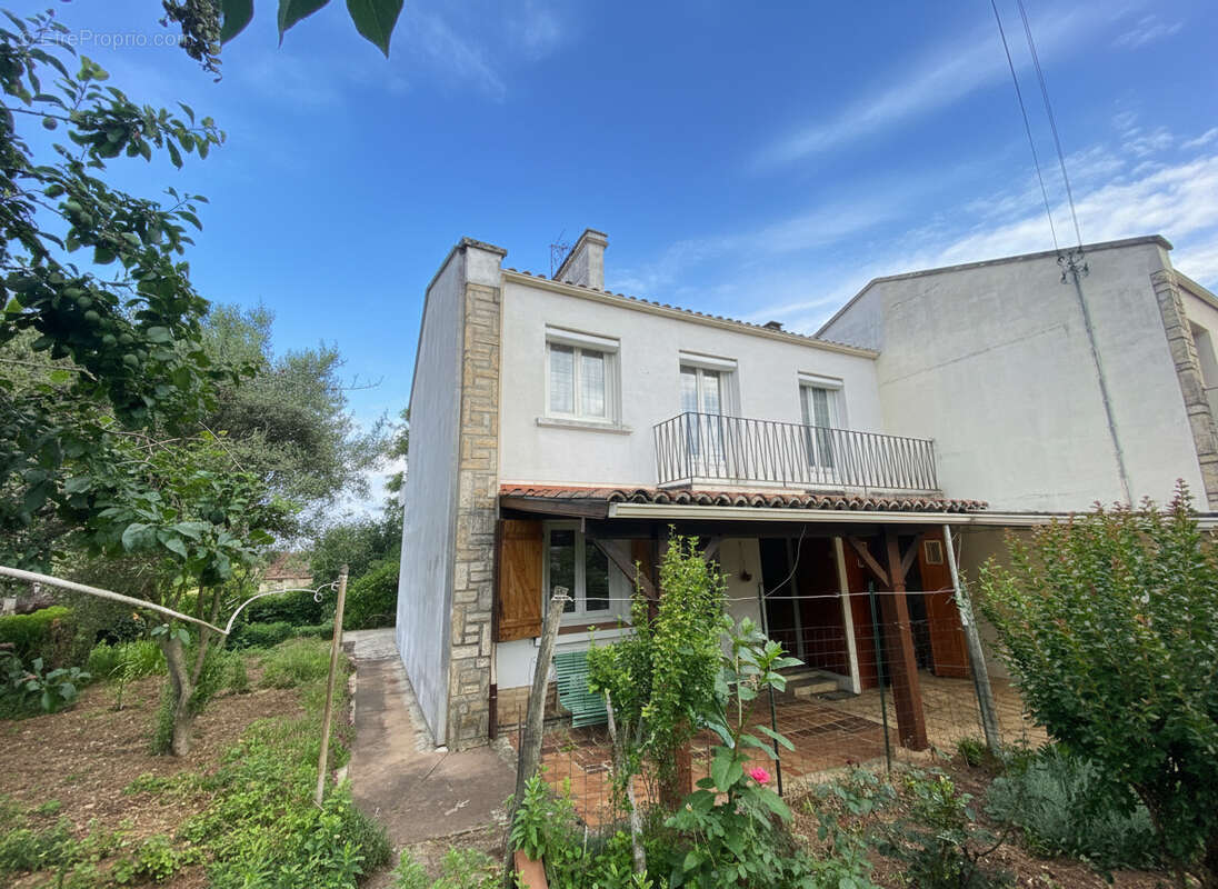 Maison de ville avec 4 chambres, garage et extérieur - photo 2