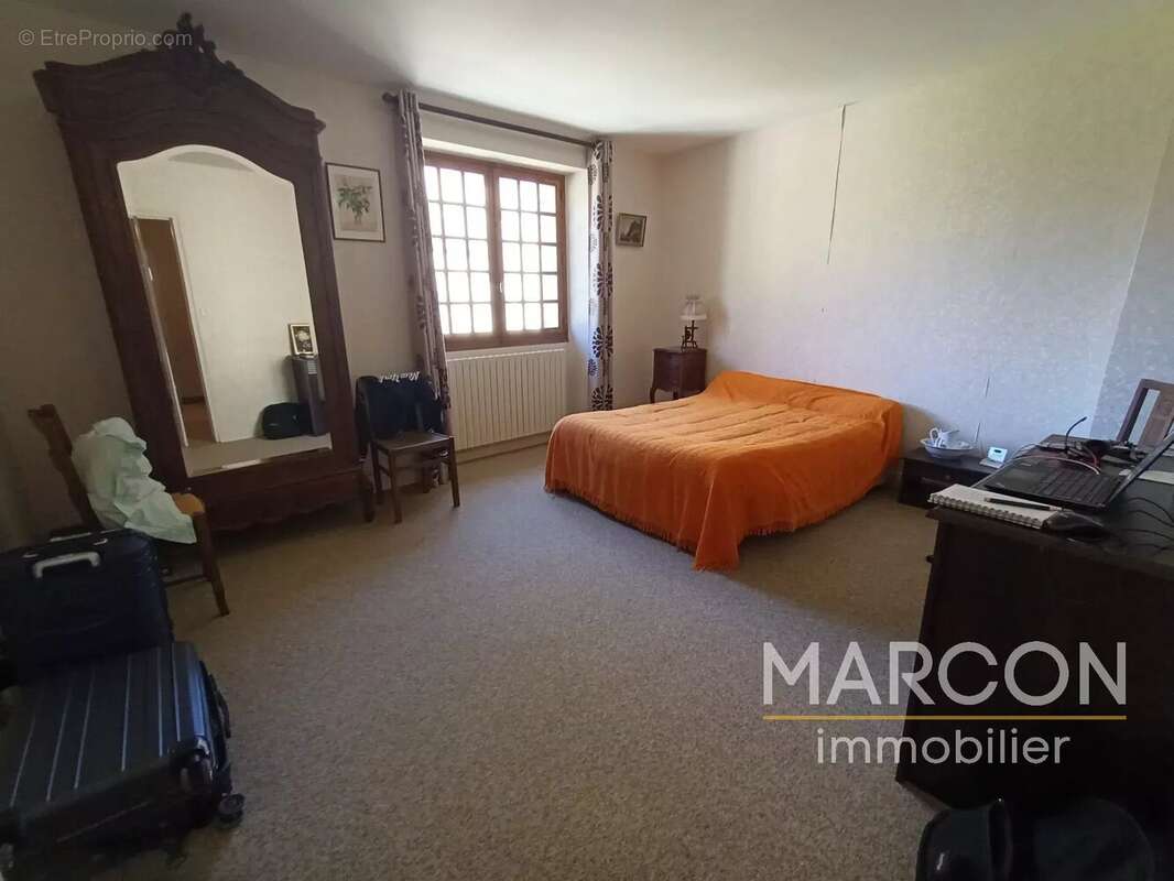 Maison à SAINT-HILAIRE-LE-CHATEAU