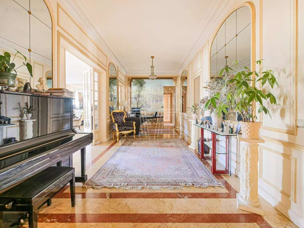 Appartement à PARIS-16E