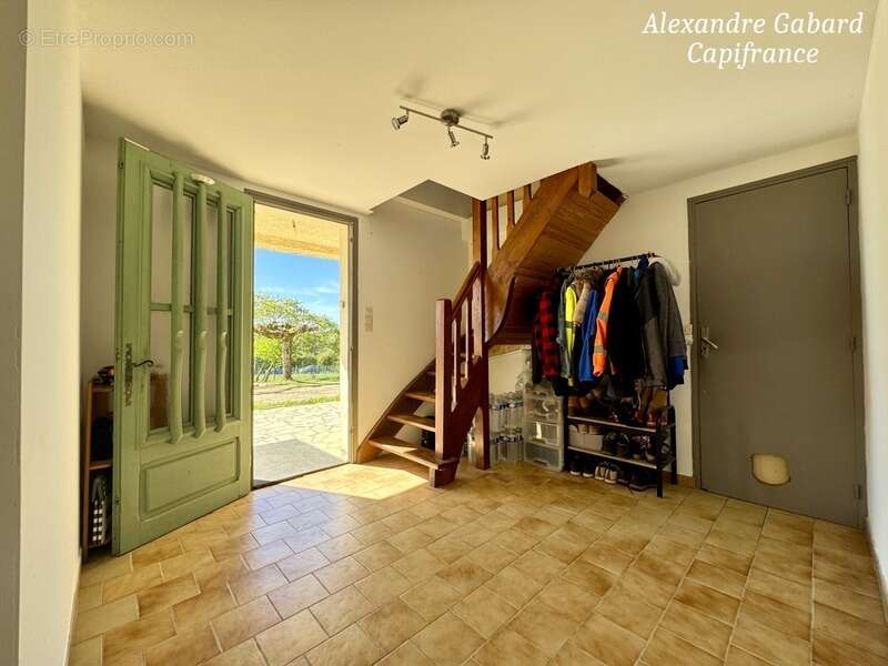 Maison traditionnelle - 3 chambres et bureau - Véranda - Garages - Jardin - photo 16