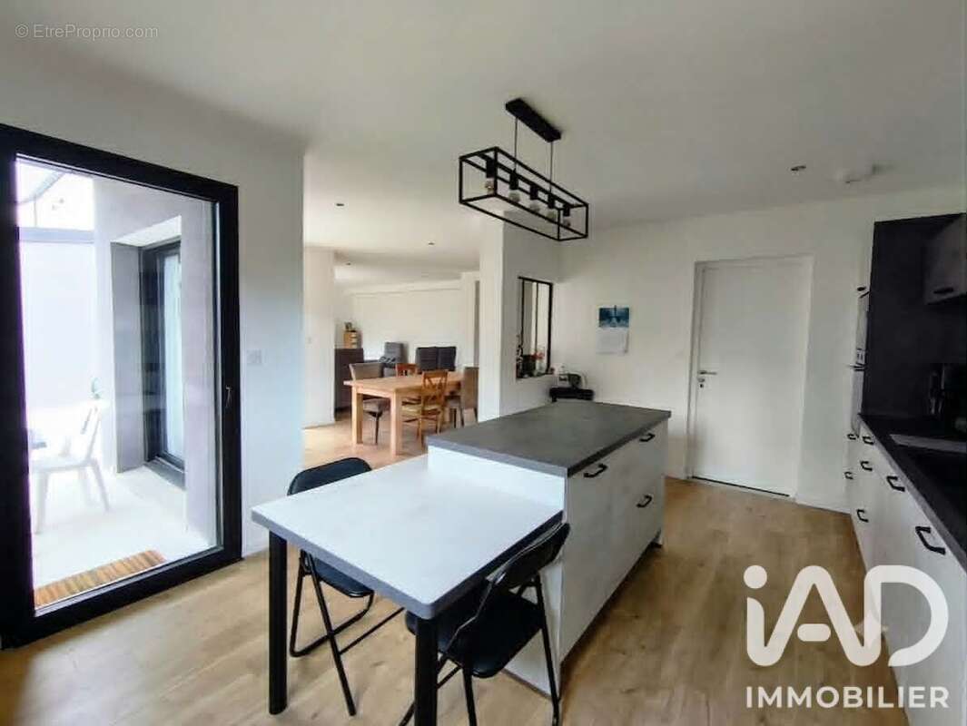 Maison 148 m² à La Chapelle-Des-Fougeretz  - photo 5