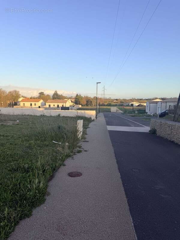 Terrain de 321 m² à ECHIRE - photo 2