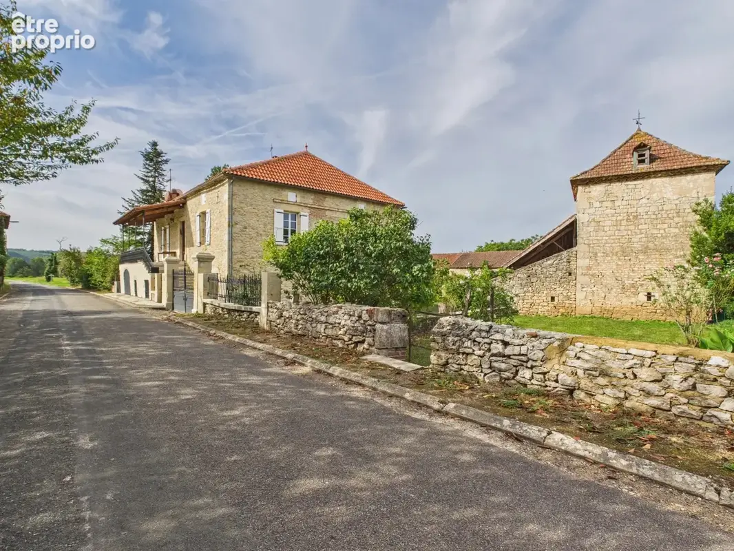 Belle maison en pierre pleine de caractère avec nombreuses dépendances près de Puy l'Evêque, dans le Lot - photo 2