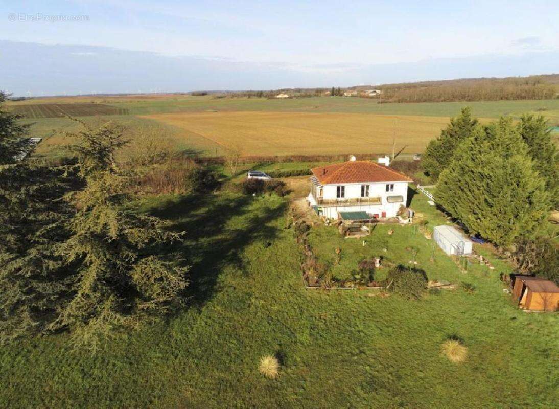 Maison à AUNAC