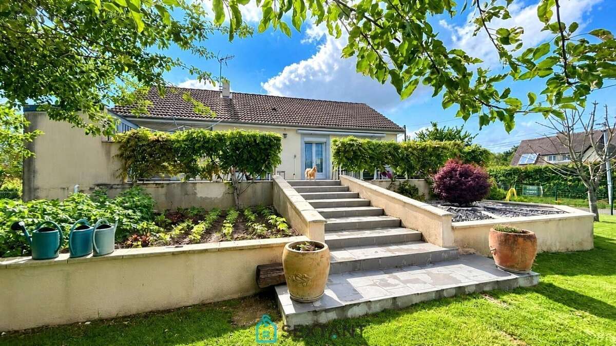 Pavillon familial de 140 m² avec dépendance aménagée, sous-sol complet et grand terrain de 1 000 m² - photo 3