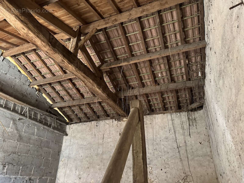 Parking à MONTGUYON