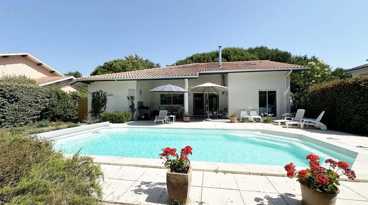 GOLF ET CENTRE VILLE VILLA A PIED POUR CETTE VILLA DE 6 Pièces de 150 m2 sur une parcelle de 800 m2 avec piscine - photo 22