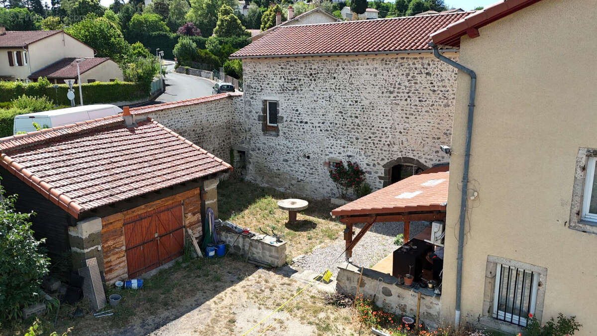 Maison familiale avec grange de 130 m², dépendances et terrain de 1 282 m² - photo 9
