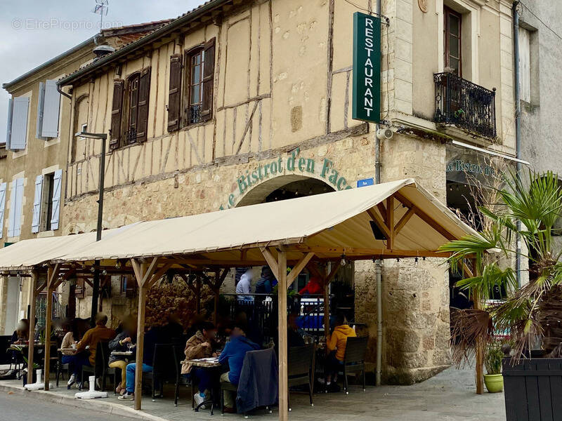 Commerce à VIC-FEZENSAC