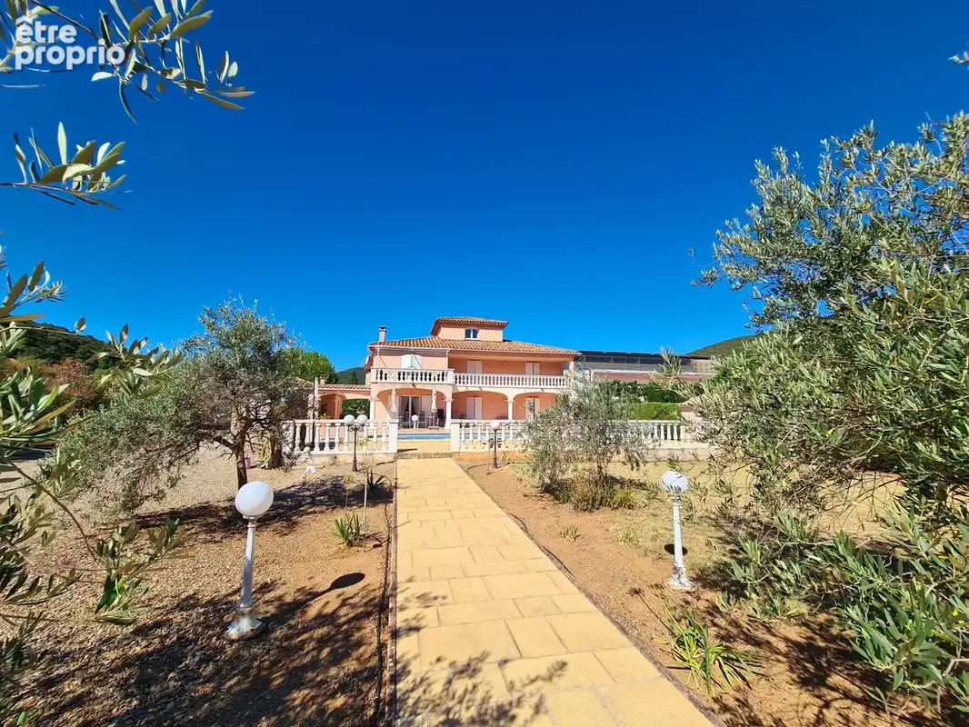 Villa de 248 m² habitables offrant 7 chambres sur 2160 m².  - photo 4