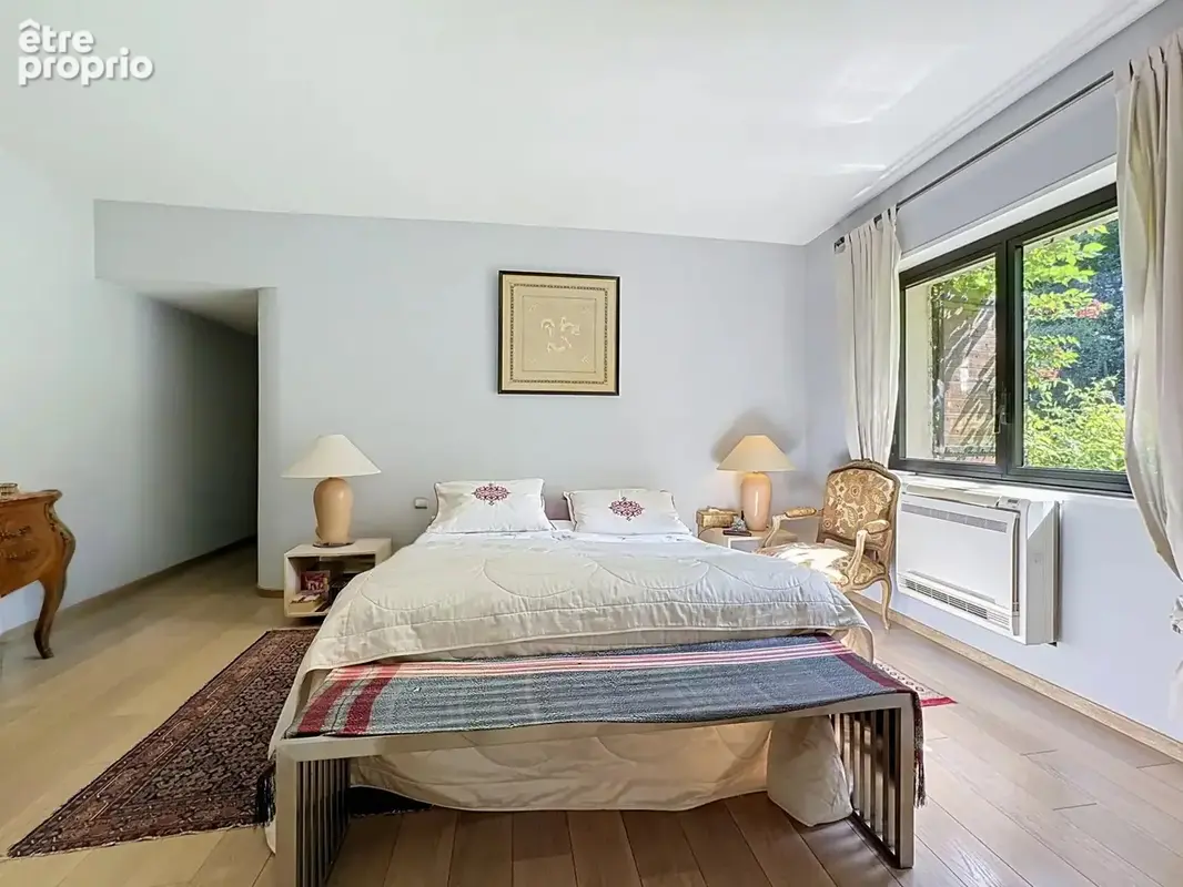 Mougins – Vue imprenable sur le vieux village – Villa 235 m² sur 3 500 m² de terrain plat, piscine et dépendance - photo 26