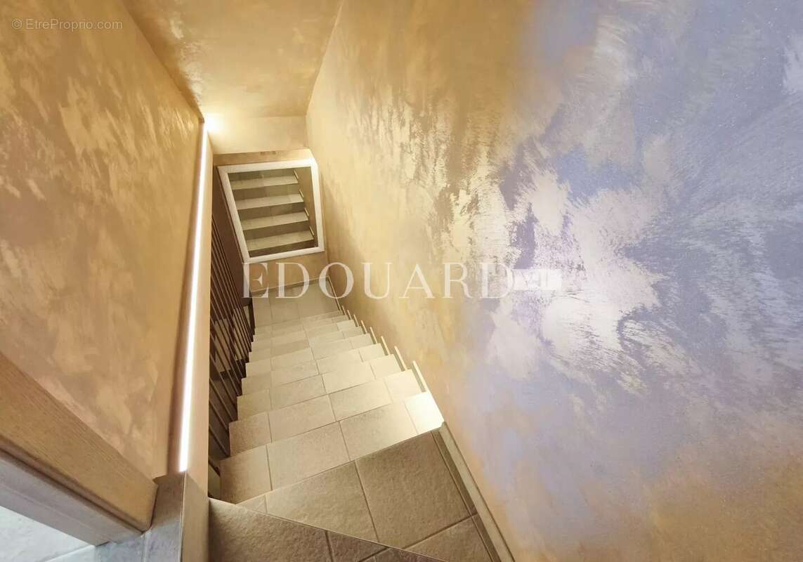 Splendide propriété de 300 m² en excellent état avec home cinéma, superbe piscine et pool house - photo 33