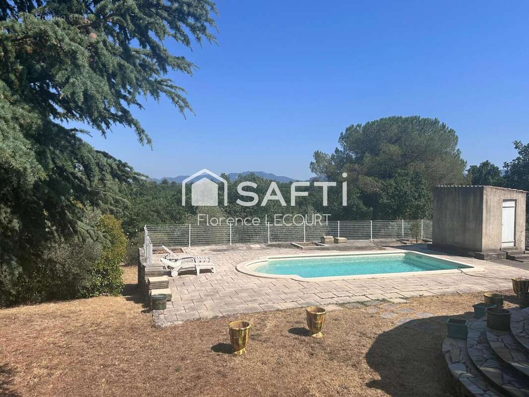 Maison 186 m² à Saint-Maximin-La-Sainte-Baume  - photo 3
