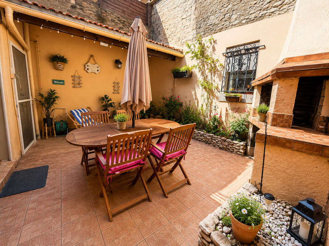 Maison de village avec cour et garage - photo 2