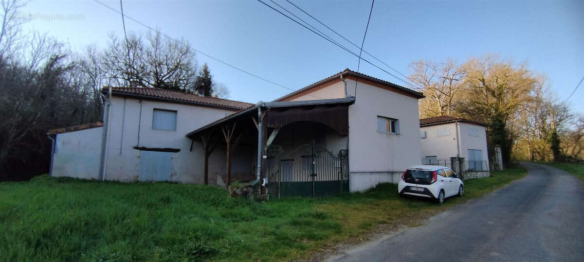 Maison à FEUGAROLLES