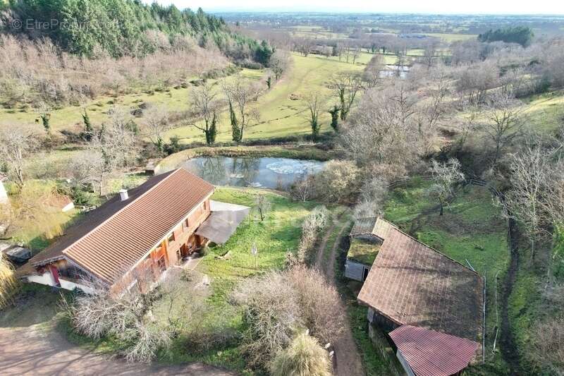 Maison de 220 m2, rénovée en 2014, terrain de 6 ha, 4 chambres, salle de jeux, 3 puits, étang, assainissement aux normes à venir - photo 2