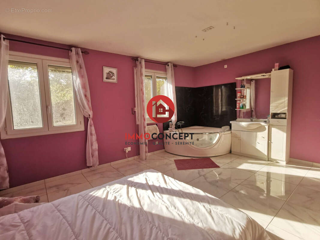 Maison à LAUDUN-L&#039;ARDOISE