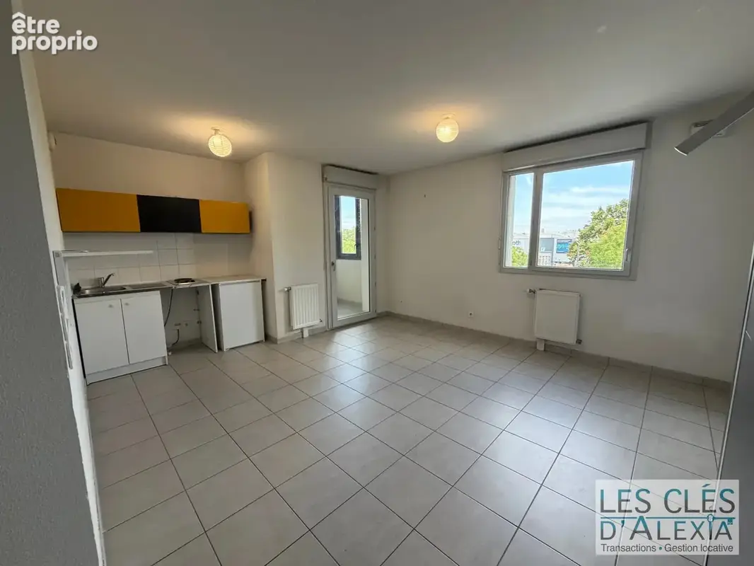 Vénissieux – Studio avec loggia et garage – Idéal investisseur - photo 1
