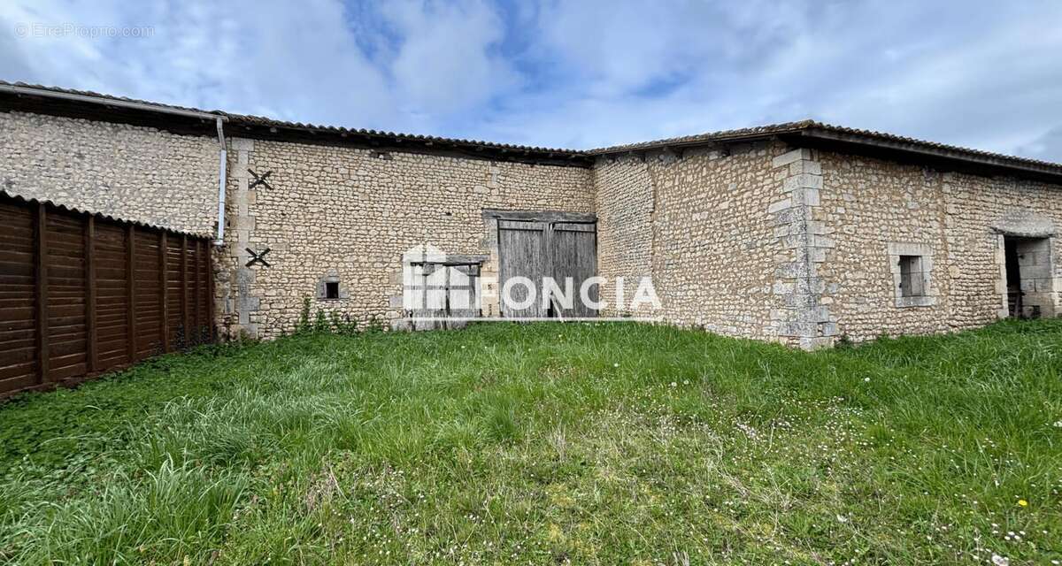 Maison t3 a renover a bessac - photo 6