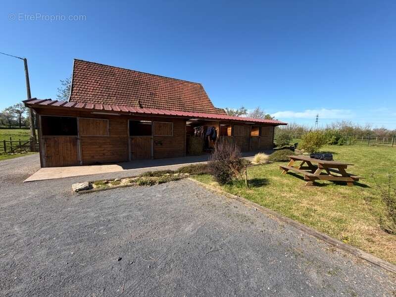  propriété équestre de caractère – 3,3 hectares – habitation + gîte + dépendances  le dezert (50) - photo 8