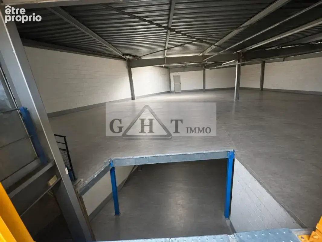 Entrepot + locaux á vendre - photo 10