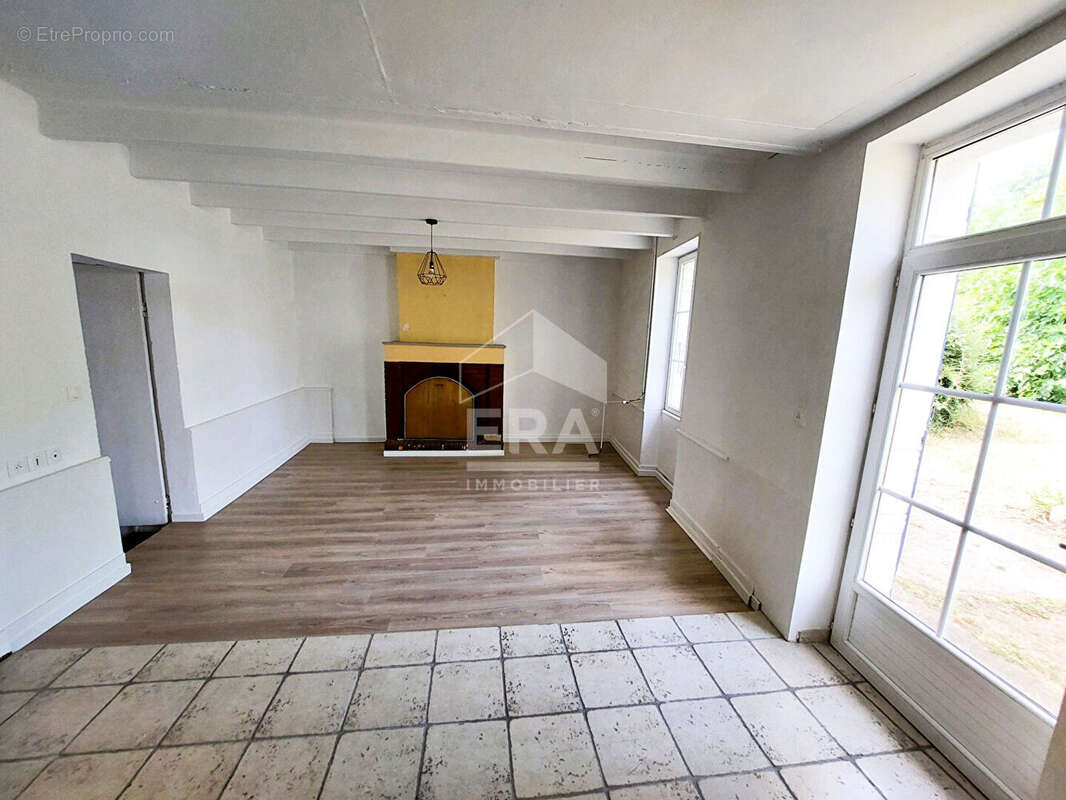 Maison à CHAILLEVETTE