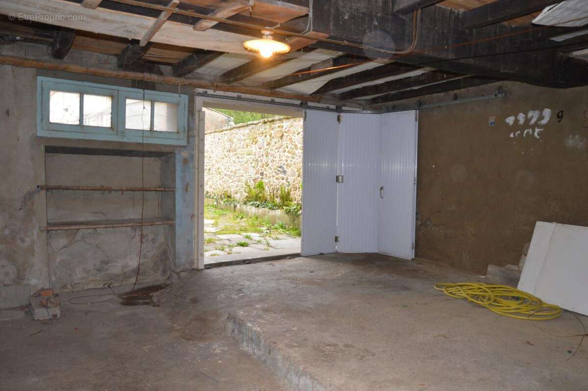 Maison à BEAULIEU-SOUS-LA-ROCHE