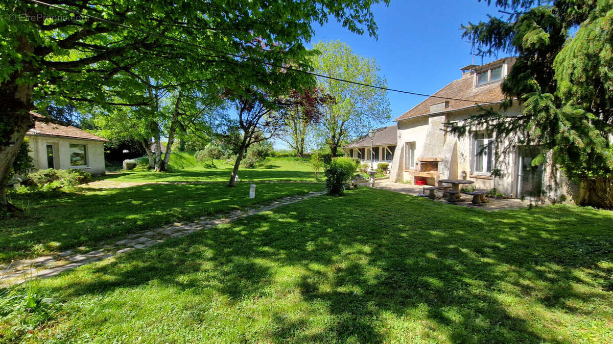 NOZAY - Propriété exceptionnelle et rare de 7 et 8 pièces de 248 m² habitable sur terrain clos de 2144 m² + dépendances de 80 m² - photo 2