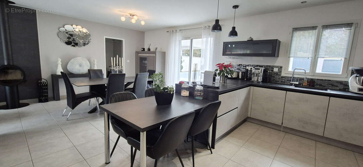 Maison à LA CHAPELLE-DE-LA-TOUR